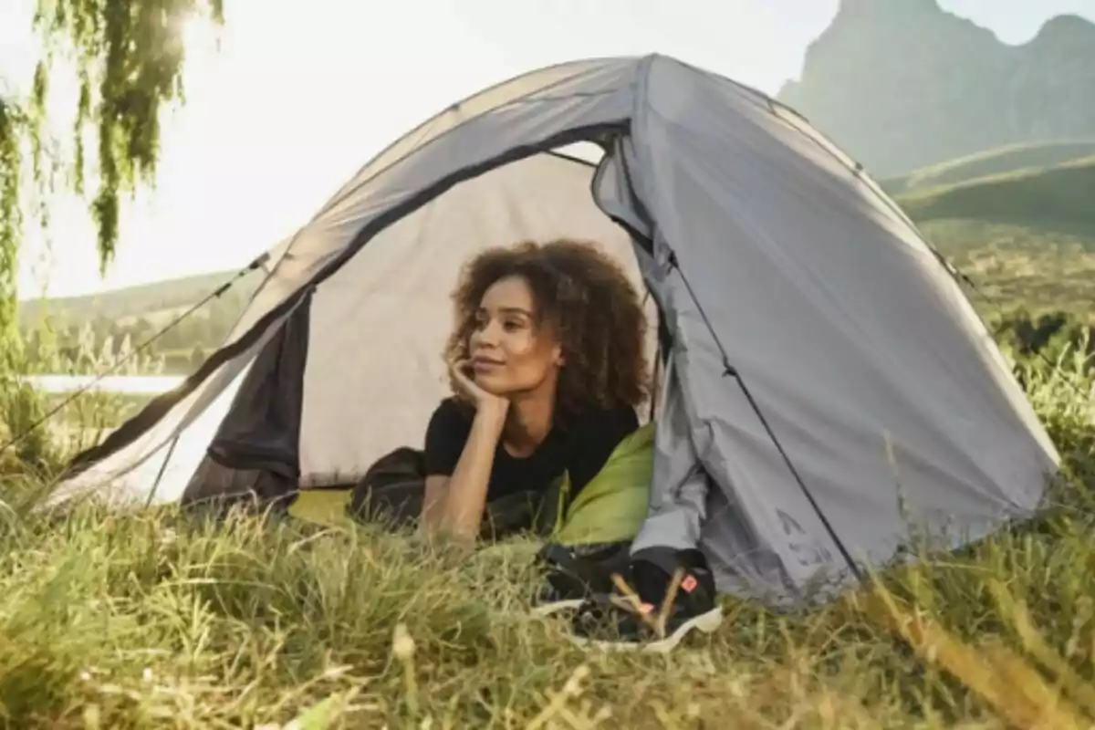 Persona relaxant-se en una tenda de campanya de Lidl en un entorn natural. Persona relaxant-se en una tenda de campanya de Lidl en un entorn natural.