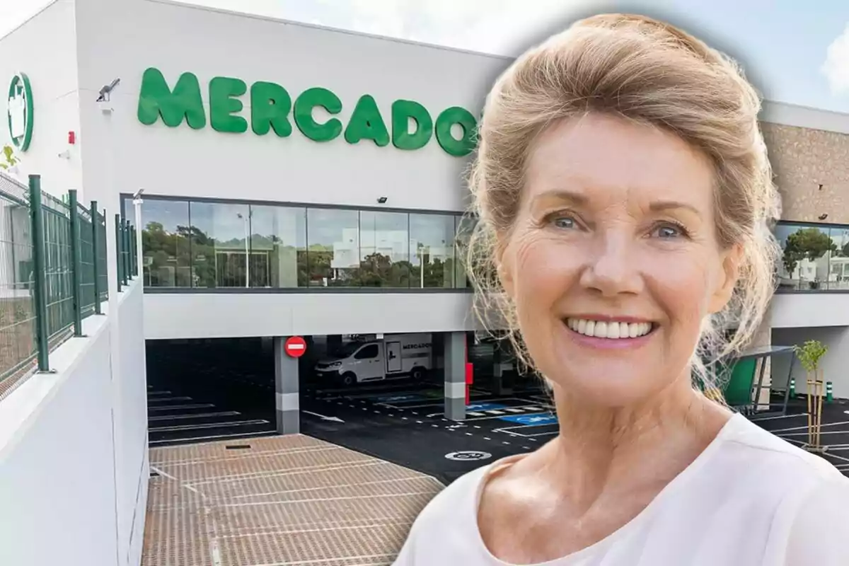 Dona somrient davant l’entrada d’un supermercat Mercadona