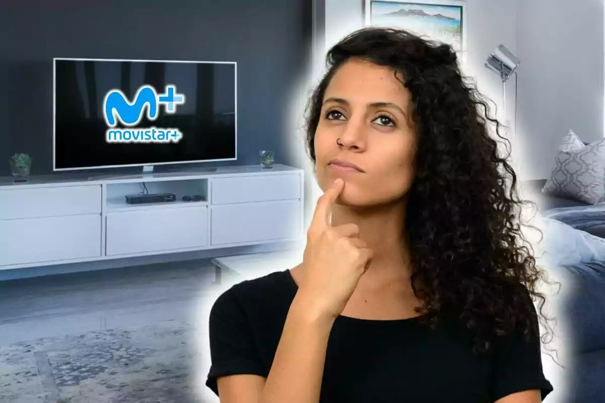 Dona pensativa amb el logotip de Movistar+ en una televisió de fons.