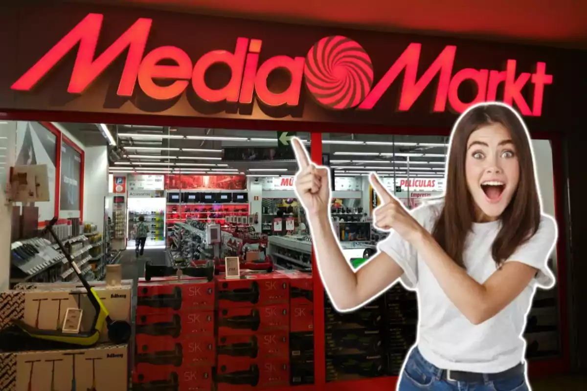 Una dona somrient assenyala el rètol d'una botiga MediaMarkt.