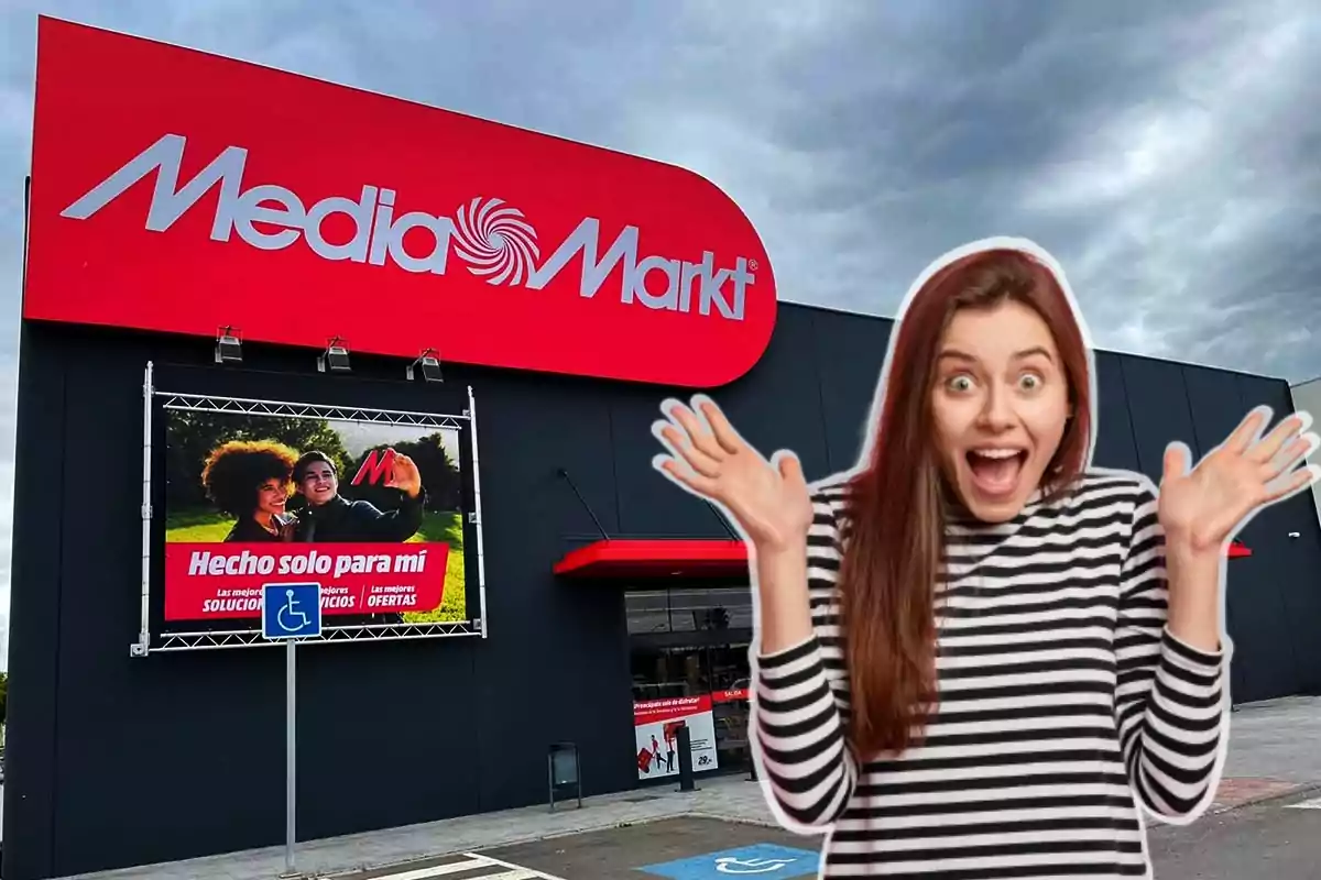 Una dona emocionada davant d'una botiga MediaMarkt amb un cartell publicitari que diu "Fet només per a mi".