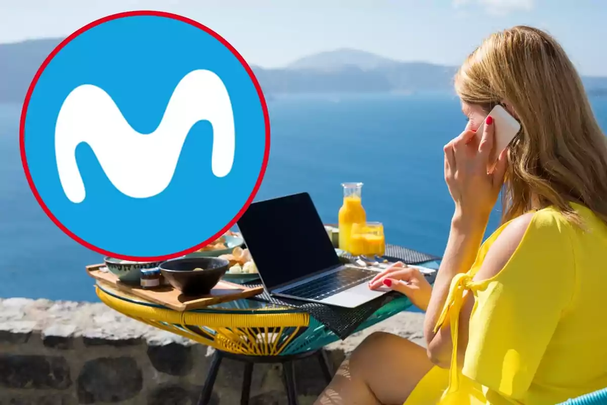 Una dona amb vestit groc parlant per telèfon mentre treballa en un portàtil a l'aire lliure amb vista al mar, amb el logotip de Movistar superposat a la imatge.