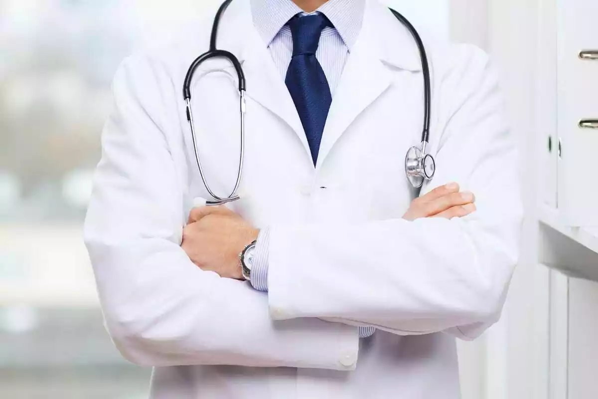 Un metge amb bata blanca i amb els braços plegats
