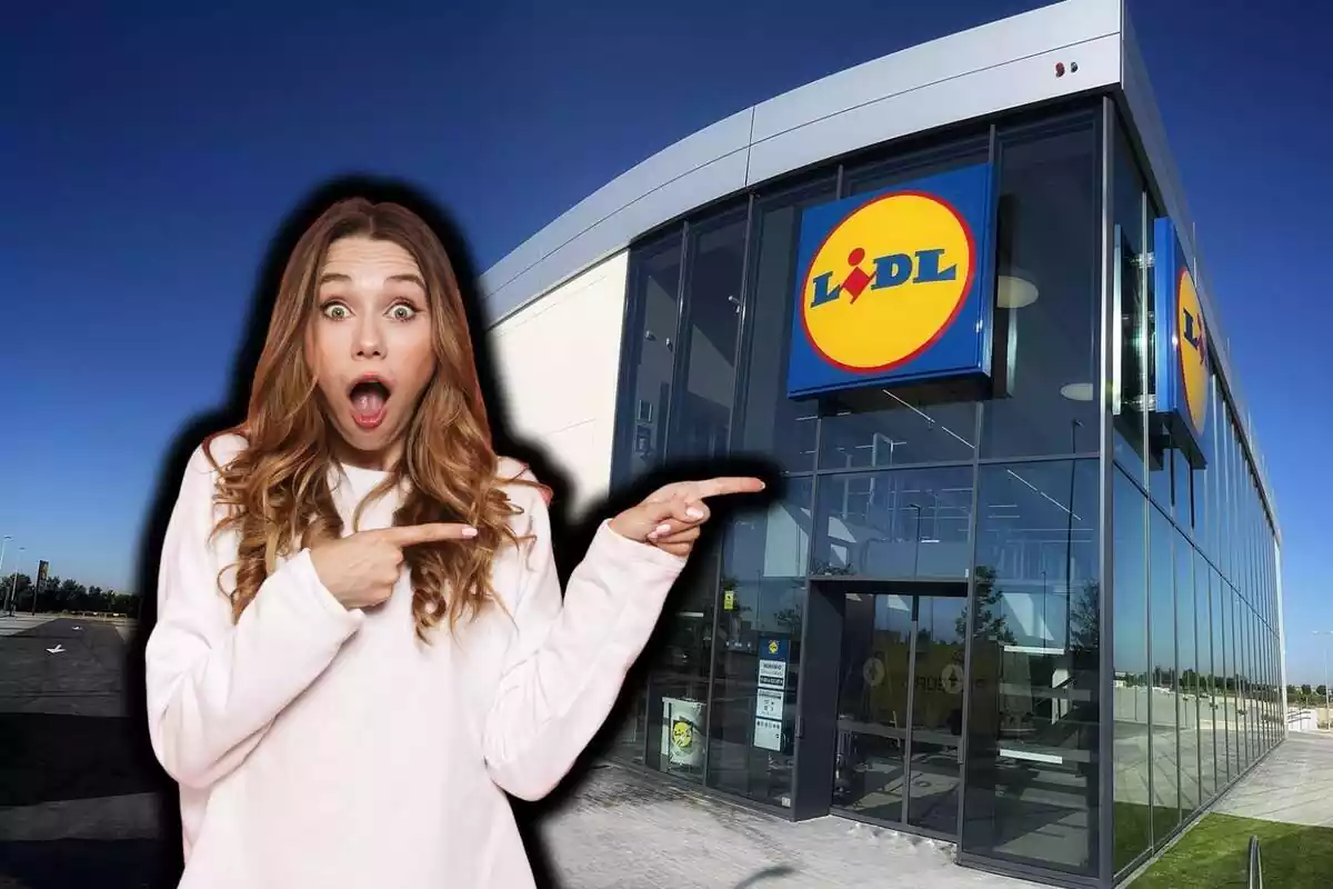 Dona jove rossa sorpresa assenyalant cap a la seva esquerra amb les dues mans, sobre fons de Lidl