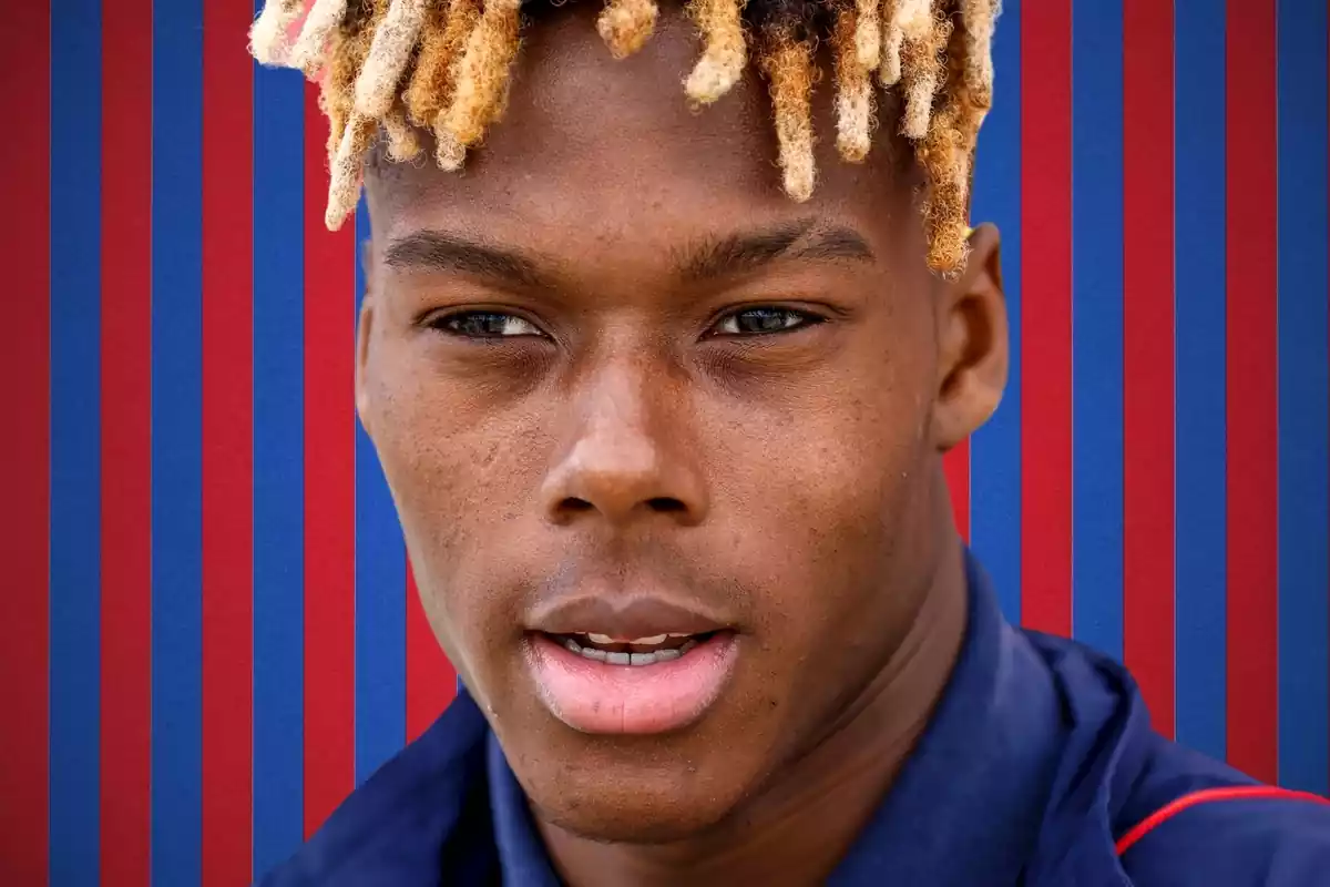 Nico WIlliams en primer pla durant una entrevista sobre un fons de color blau i vermell