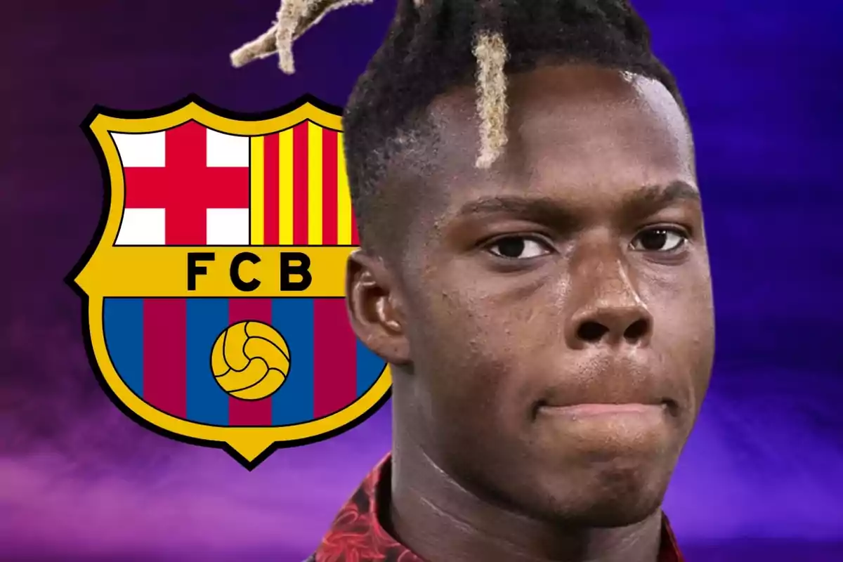 Un hombre con rastas frente al escudo del FC Barcelona sobre un fondo morado.