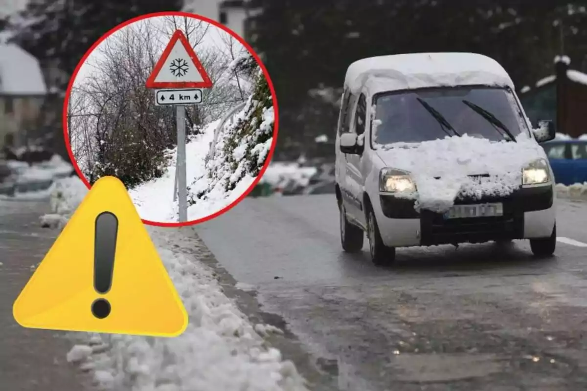 Un vehicle cobert de neu circula per una carretera nevada amb un senyal d'advertència de gel a la via.