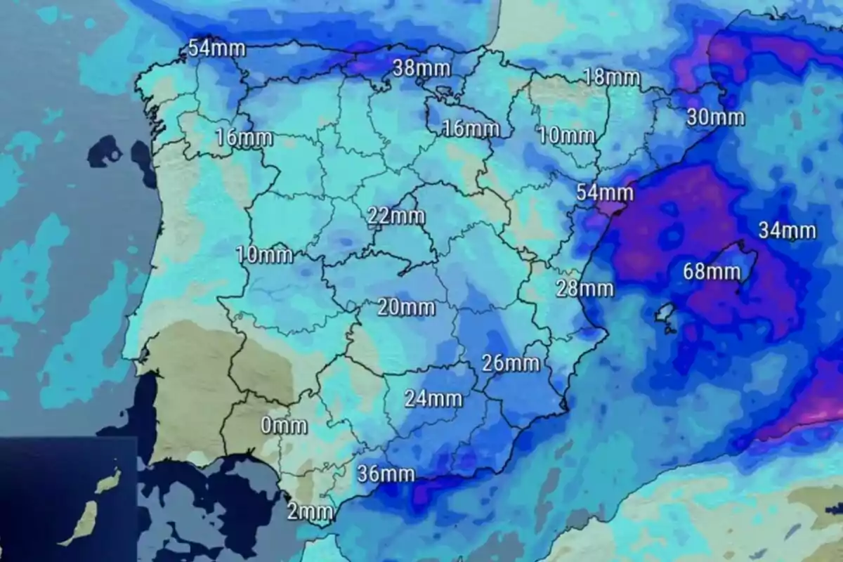 Mapa de precipitacions a la Península Ibèrica i Balears amb valors en mil·límetres indicats a diferents regions.