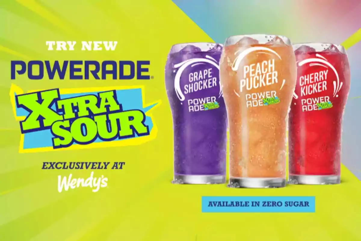 Tres gots amb begudes Powerade Xtra Sour de sabors raïm, préssec i cirera sobre un fons acolorit amb el text promocional de Wendy's Tres gots amb begudes Powerade Xtra Sour de sabors raïm, préssec i cirera sobre un fons acolorit amb el text promocional de Wendy's