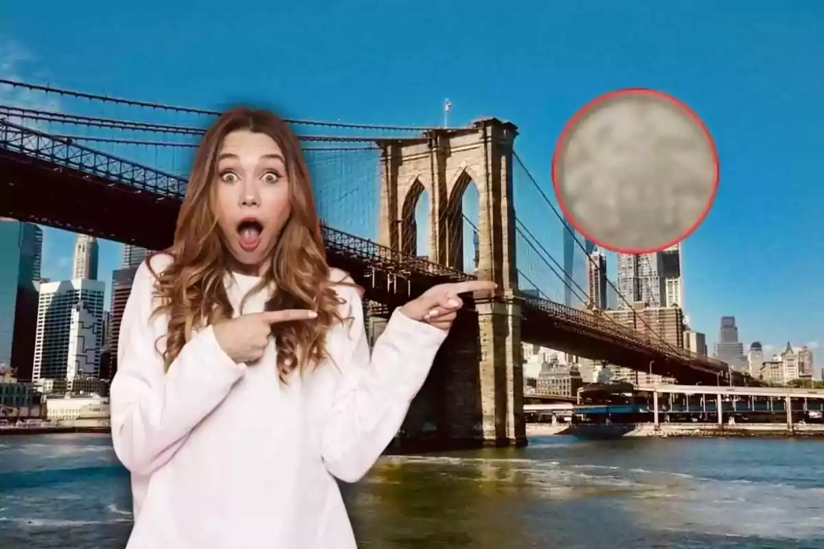 Una dona sorpresa assenyala cap al pont de Brooklyn amb un objecte borrós al cel.