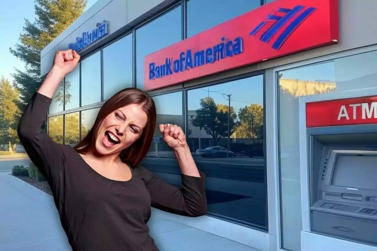 Una mujer sonriente levanta los brazos con entusiasmo frente a un banco y un cajero automático. Una mujer sonriente levanta los brazos con entusiasmo frente a un banco y un cajero automático.