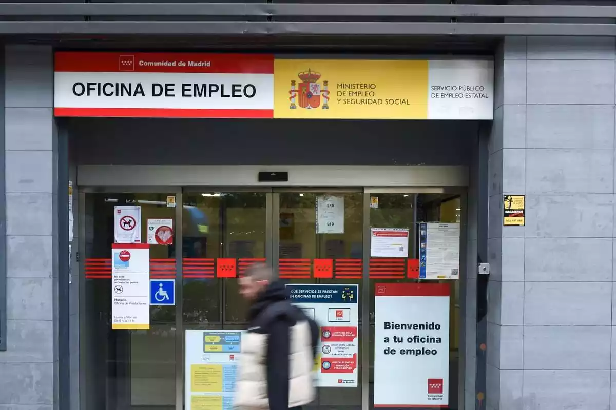 Un home passant per davant d?una oficina de treball a Madrid