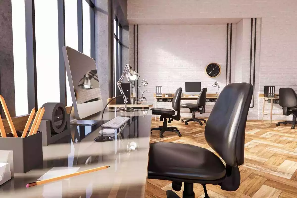 Imatge d'una oficina amb diverses cadires i ordinadors