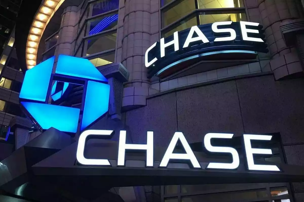 Una oficina del banco americano Chase Bank con el logo en azul y bien iluminado de noche Una oficina del banco americano Chase Bank con el logo en azul y bien iluminado de noche
