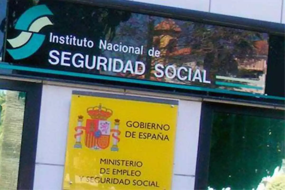 Vista exterior d'unes oficines de la Seguretat Social