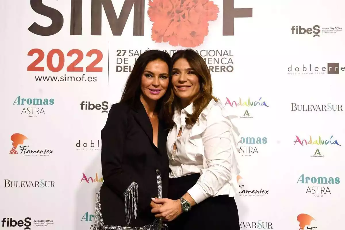 Olga Moreno i Raquel Bollo posant juntes al photocall de SIMOF