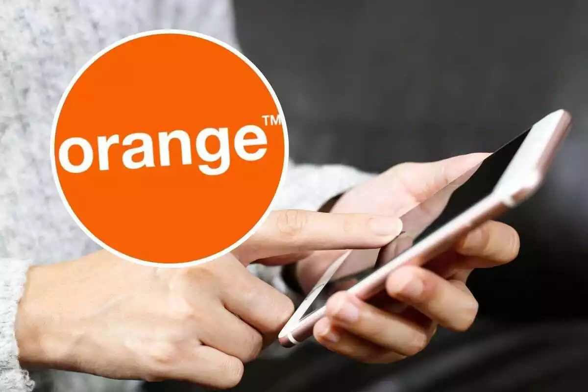 Muntatge amb el logo d'Orange i una persona amb un mòbil a la mà de fons