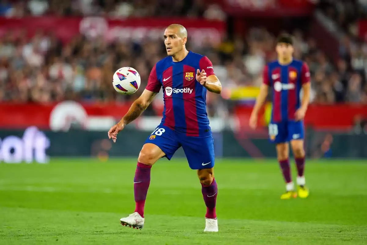 Jugador de futbol del FC Barcelona controlant la pilota durant un partit. Jugador de futbol del FC Barcelona controlant la pilota durant un partit.