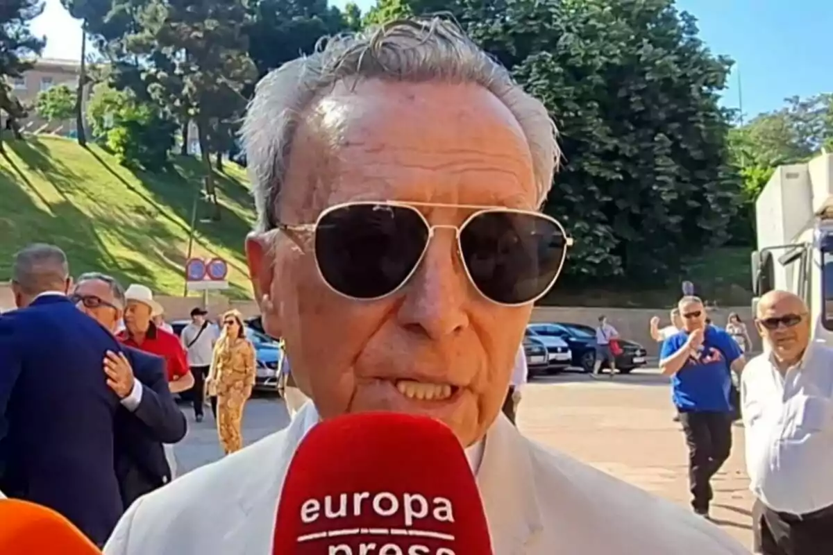 Ortega Cano amb ulleres de sol i jaqueta clara sent entrevistat per la premsa en un esdeveniment a l’aire lliure Ortega Cano amb ulleres de sol i jaqueta clara sent entrevistat per la premsa en un esdeveniment a l’aire lliure