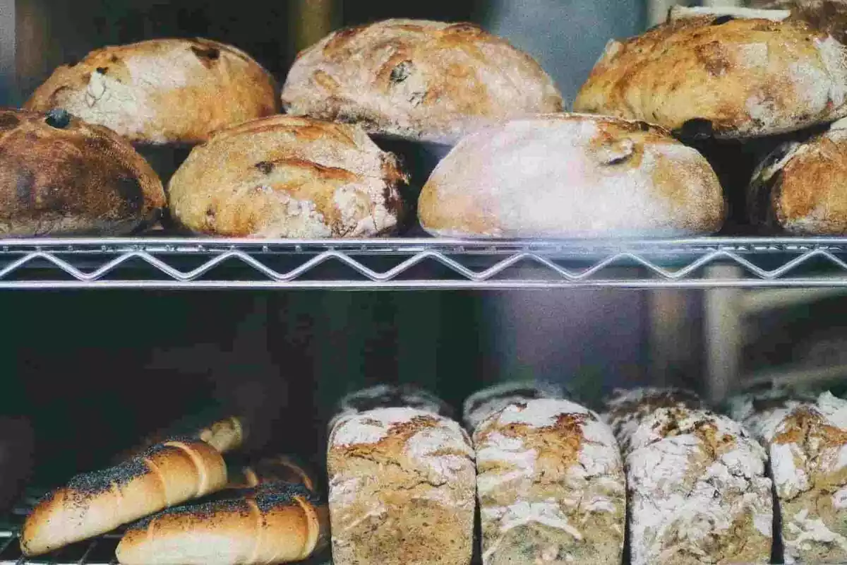 Imatge de diversos pans a l'expositor d'un supermercat