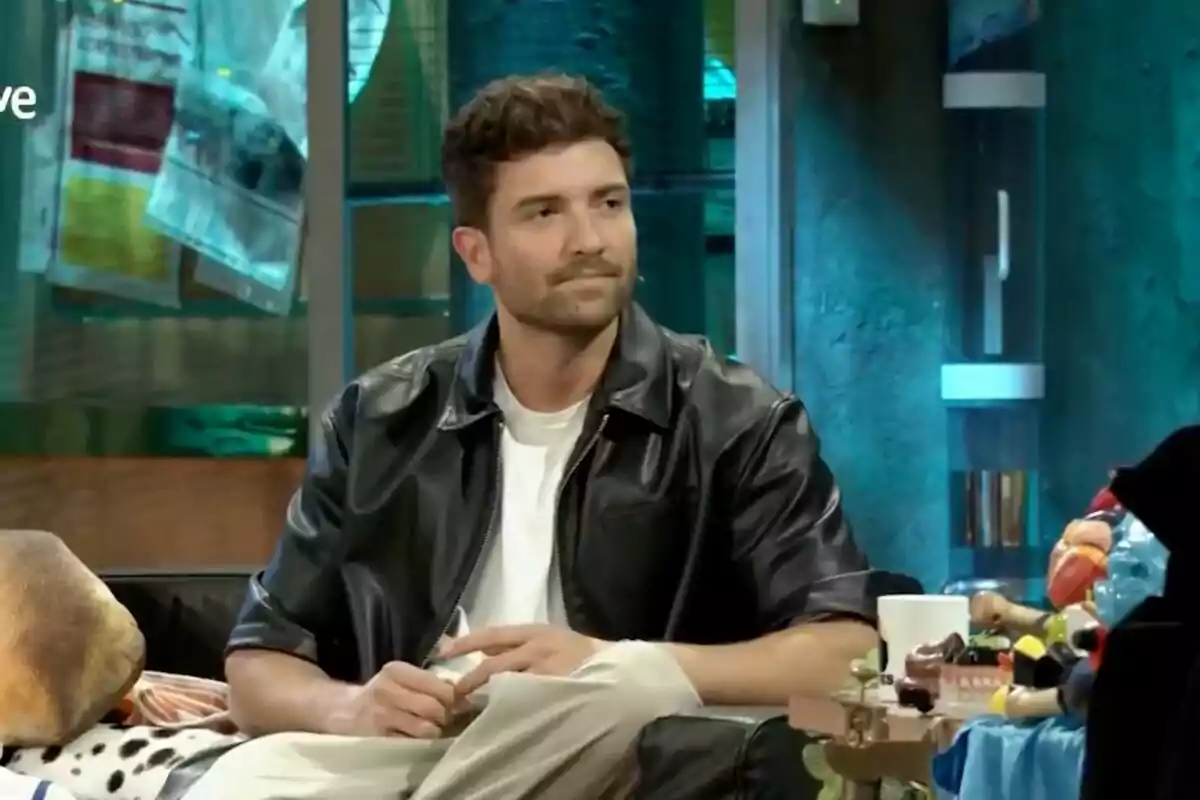 Pablo Alborán amb jaqueta de cuir negra i samarreta blanca està assegut en un sofà en un ambient modern i acolorit a 'La Revuelta'. Pablo Alborán amb jaqueta de cuir negra i samarreta blanca està assegut en un sofà en un ambient modern i acolorit a 'La Revuelta'.