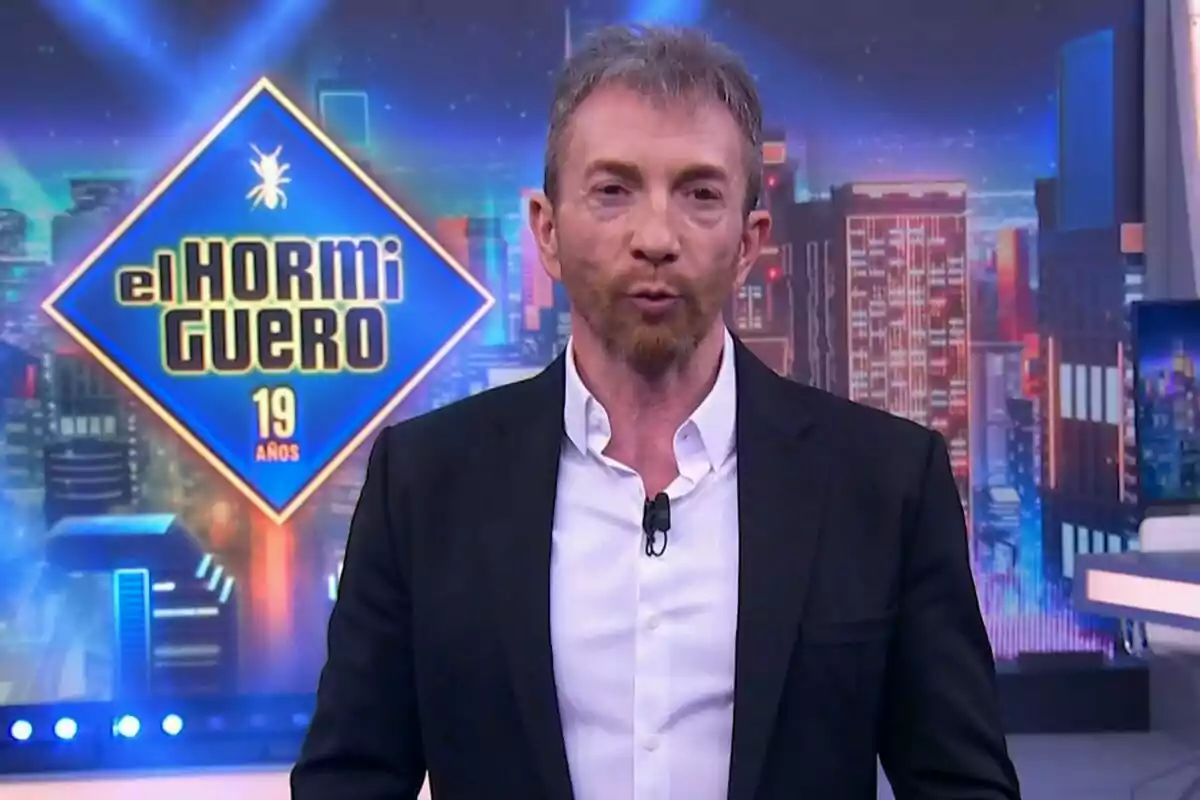 Pablo Motos és en un plató acolorit amb un cartell que diu Pablo Motos és en un plató acolorit amb un cartell que diu
