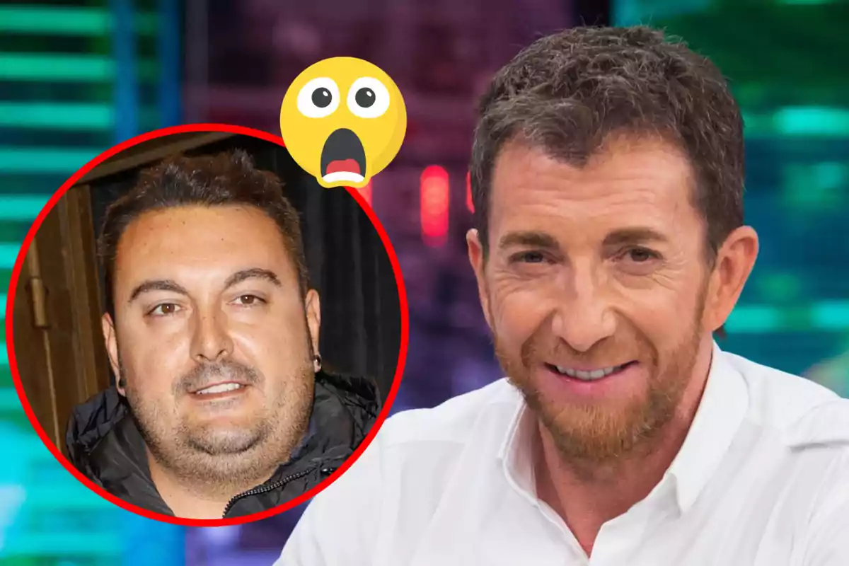 Dos homes en un programa de televisió amb un emoji sorprès.