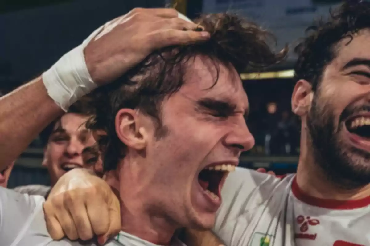 Persones celebrant amb entusiasme i alegria en un esdeveniment esportiu. Persones celebrant amb entusiasme i alegria en un esdeveniment esportiu.