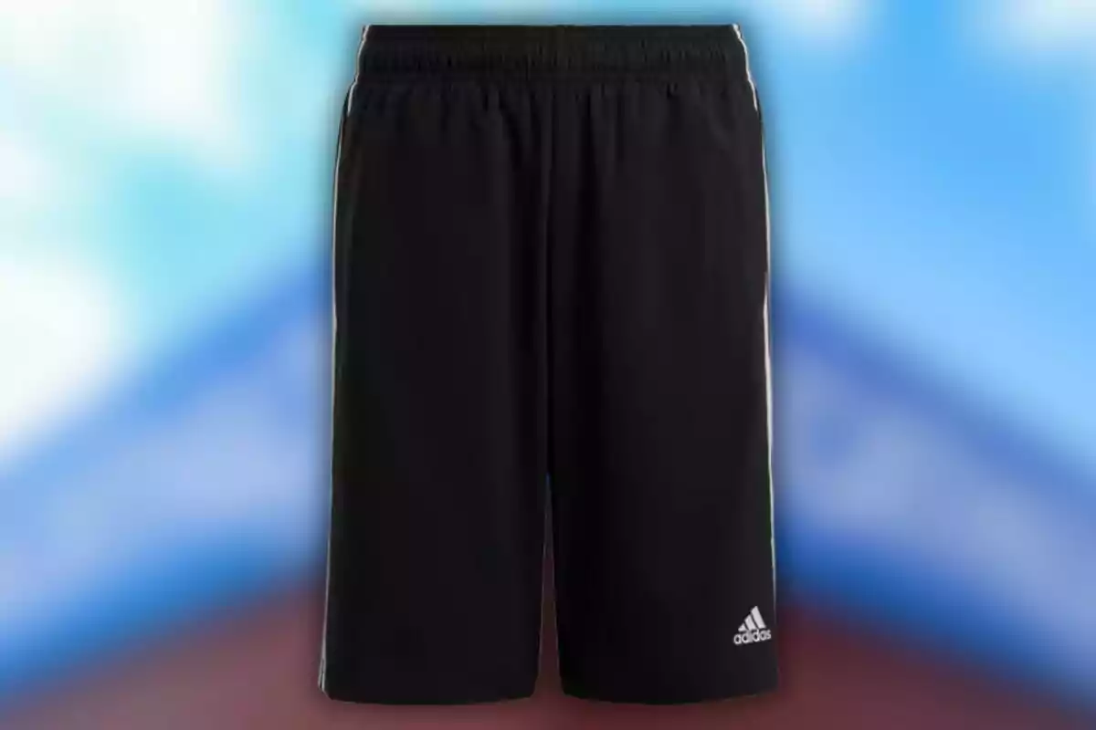 Uns pantalons curts esportius negres amb el logotip d'Adidas a la part inferior dreta.