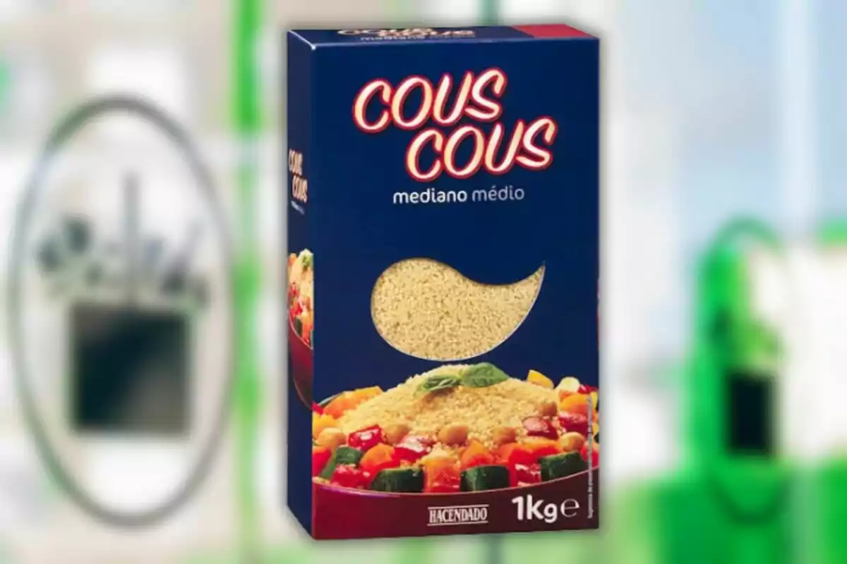Caixa de cuscús de la marca Hacendado amb un disseny blau i una finestra transparent en forma de gota que mostra el producte al seu interior, a la part inferior hi ha una imatge d'un plat de cuscús amb verdures. Caixa de cuscús de la marca Hacendado amb un disseny blau i una finestra transparent en forma de gota que mostra el producte al seu interior, a la part inferior hi ha una imatge d'un plat de cuscús amb verdures.
