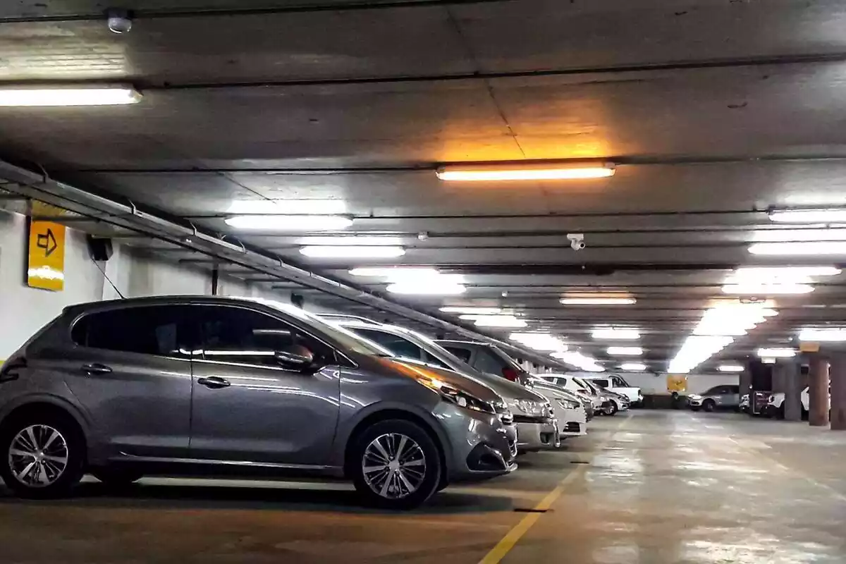 Pàrquing subterrani amb cotxes aparcats