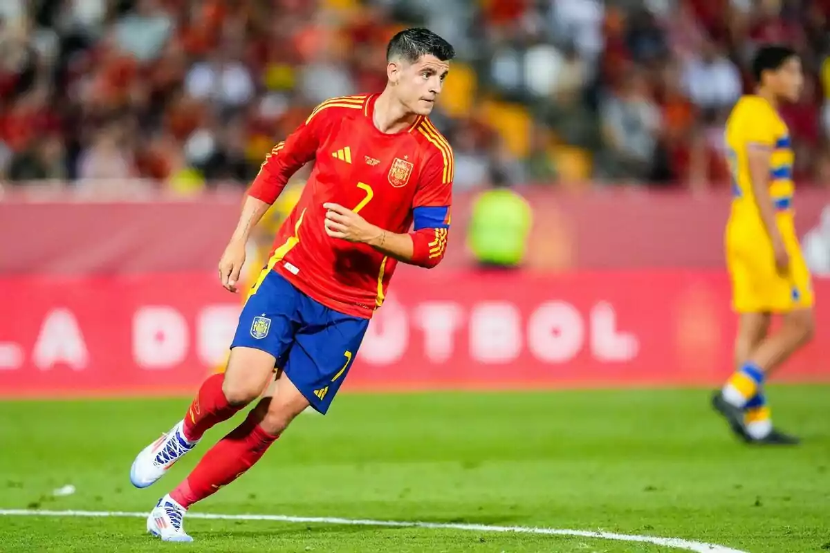 Álvaro Morata amb uniforme d'Espanya al camp durant un partit. Álvaro Morata amb uniforme d'Espanya al camp durant un partit.