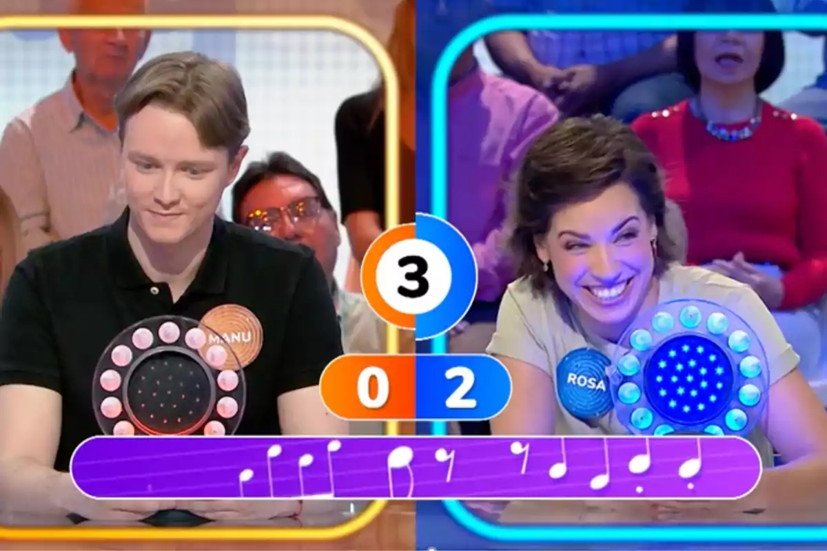 Manu i Rosa participen en un programa de televisió de preguntes i respostes musicals, un amb marcador taronja i l’altre amb marcador blau, mentre el marcador central mostra el número tres i tots dos sostenen polsadors circulars il·luminats. Captura de ‘Pasapalabra’ Manu i Rosa participen en un programa de televisió de preguntes i respostes musicals, un amb marcador taronja i l’altre amb marcador blau, mentre el marcador central mostra el número tres i tots dos sostenen polsadors circulars il·luminats. Captura de ‘Pasapalabra’