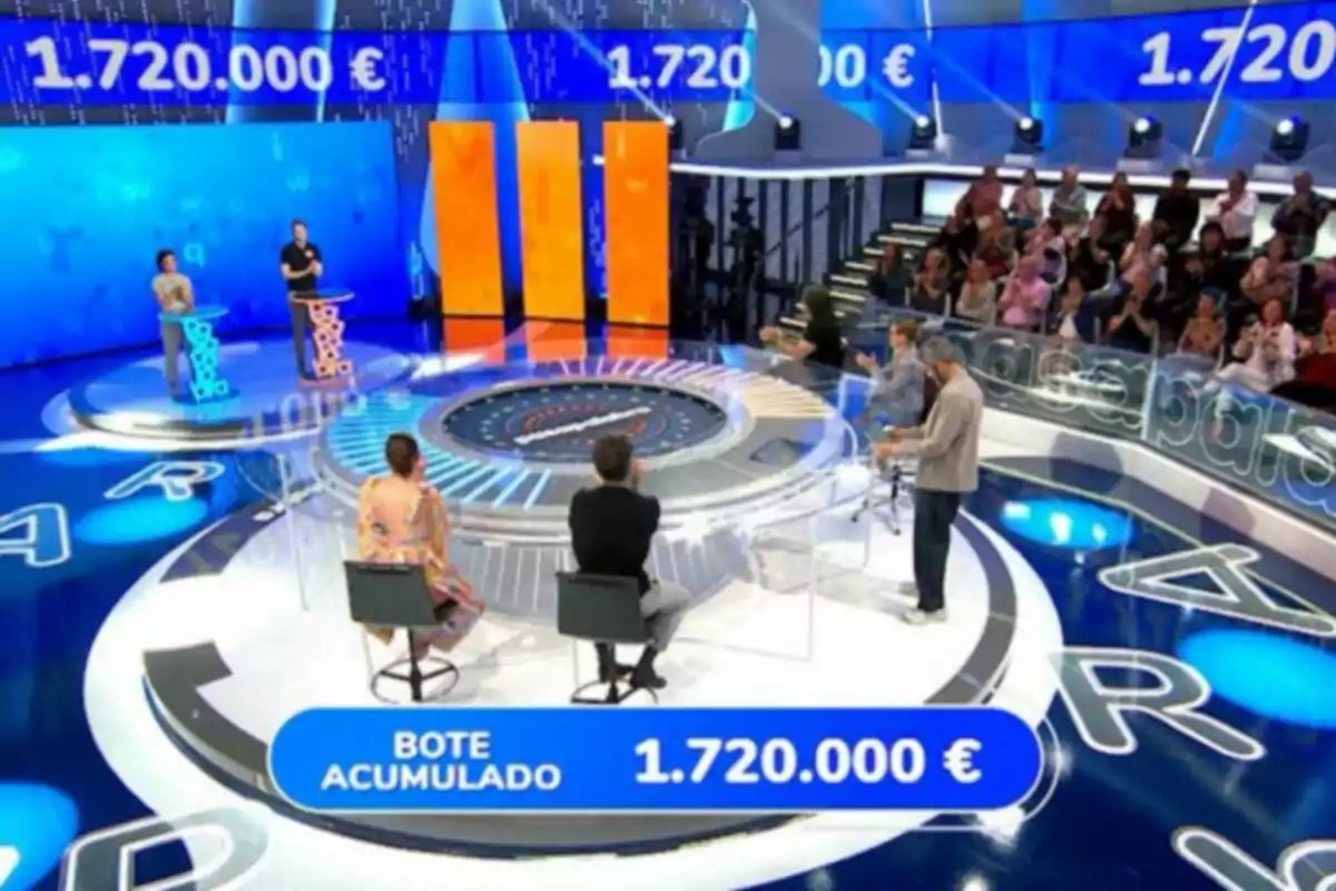 Concurs de televisió amb participants, públic i un pot acumulat d’un milió set-cents vint mil euros en pantalla. Captura de ‘Pasapalabra’ Concurs de televisió amb participants, públic i un pot acumulat d’un milió set-cents vint mil euros en pantalla. Captura de ‘Pasapalabra’