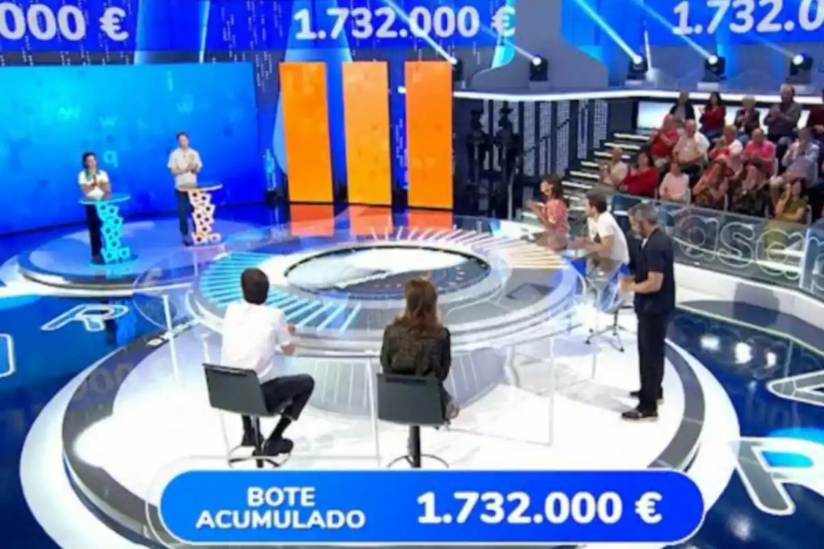 Concurs de televisió amb participants, públic i un pot acumulat d’un milió set-cents trenta-dos mil euros en pantalla. Captura de ‘Pasapalabra’ Concurs de televisió amb participants, públic i un pot acumulat d’un milió set-cents trenta-dos mil euros en pantalla. Captura de ‘Pasapalabra’