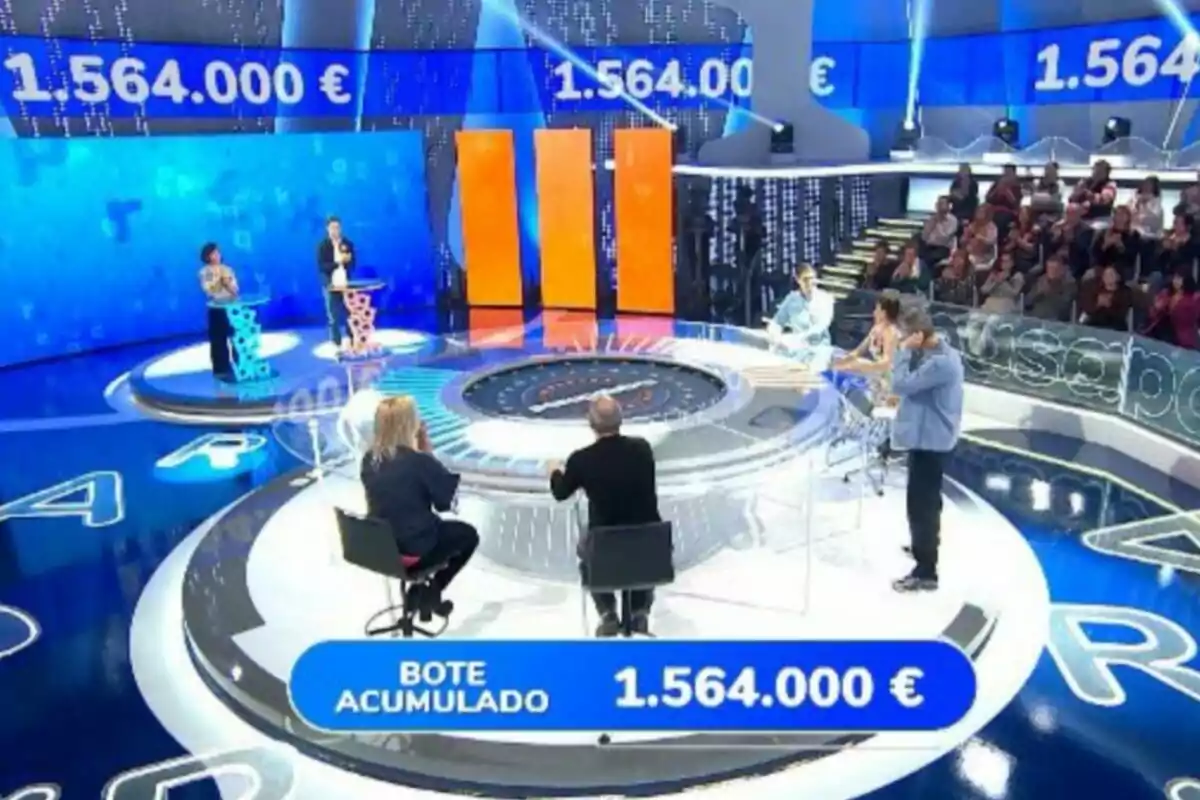 Un plató de concurs televisiu amb participants i un pot acumulat de 1.564.000 euros a la pantalla. Captura de 'Pasapalabra' Un plató de concurs televisiu amb participants i un pot acumulat de 1.564.000 euros a la pantalla. Captura de 'Pasapalabra'