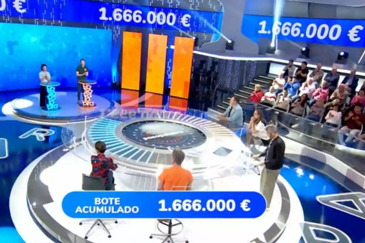 Un plató de concurs televisiu amb concursants, presentador, públic i un pot acumulat de 1.666.000 euros mostrat a la pantalla. Captura de 'Pasapalabra'