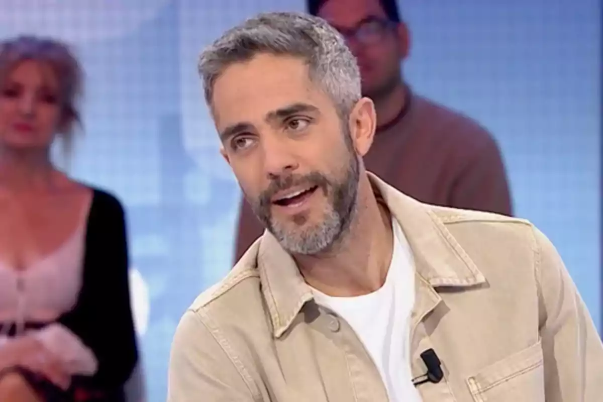 Roberto Leal està parlant en un programa de televisió amb persones desenfocades al fons. Captura de 'Pasapalabra'. Roberto Leal està parlant en un programa de televisió amb persones desenfocades al fons. Captura de 'Pasapalabra'.