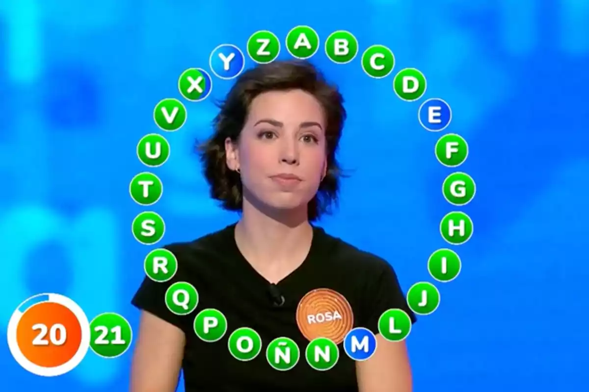 Rosa concursant en un programa de televisió amb un cercle de lletres de l’abecedari al seu voltant i un cronòmetre a la cantonada inferior esquerra. Captura de ‘Pasapalabra’ Rosa concursant en un programa de televisió amb un cercle de lletres de l’abecedari al seu voltant i un cronòmetre a la cantonada inferior esquerra. Captura de ‘Pasapalabra’