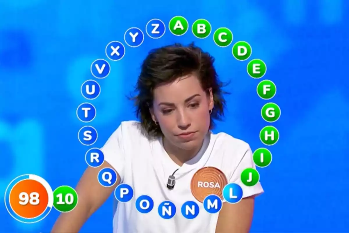 Rosa concursant al rosco d’un programa de televisió amb lletres al voltant i un marcador de temps i encerts a l’esquerra. Captura de ‘Pasapalabra’ Rosa concursant al rosco d’un programa de televisió amb lletres al voltant i un marcador de temps i encerts a l’esquerra. Captura de ‘Pasapalabra’