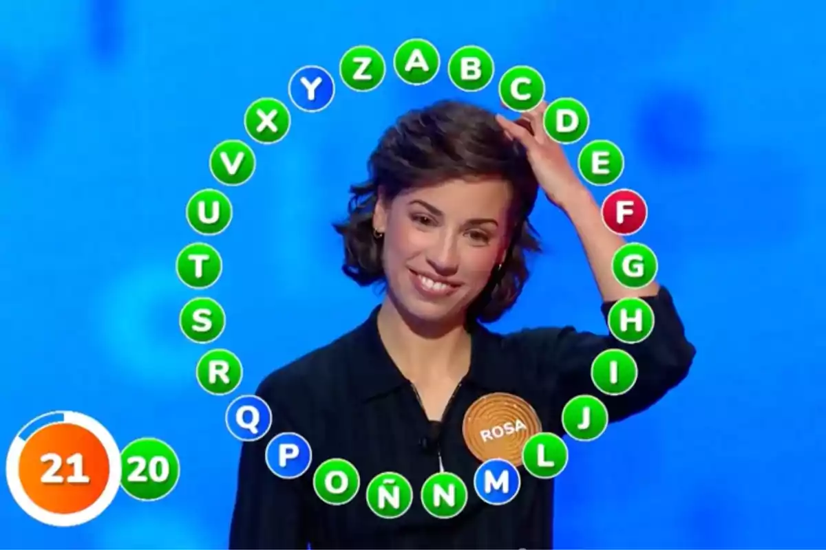 Rosa somriu mentre participa en un concurs de televisió amb un panell de lletres en forma de cercle al seu voltant. Captura de 'Pasapalabra'. Rosa somriu mentre participa en un concurs de televisió amb un panell de lletres en forma de cercle al seu voltant. Captura de 'Pasapalabra'.