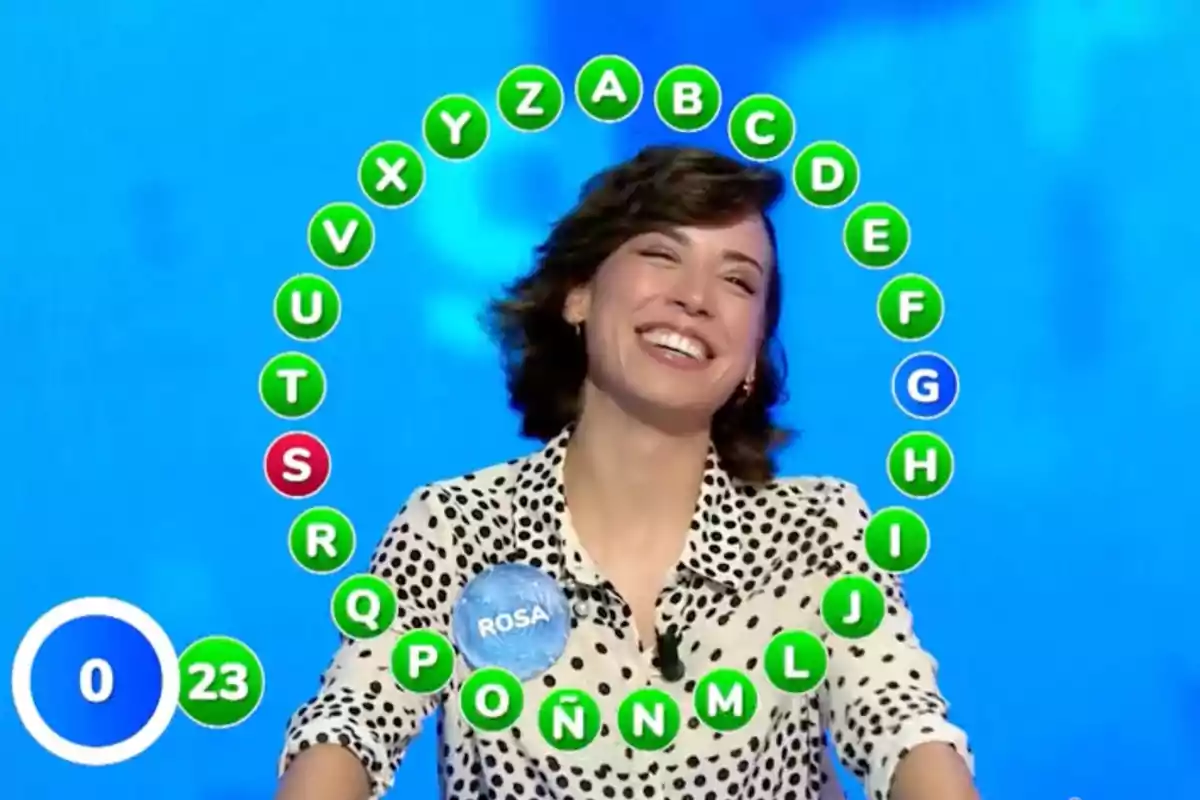 Rosa somrient participa en un concurs de televisió amb lletres de l'abecedari envoltant-la a la pantalla. Captura de 'Pasapalabra'. Rosa somrient participa en un concurs de televisió amb lletres de l'abecedari envoltant-la a la pantalla. Captura de 'Pasapalabra'.