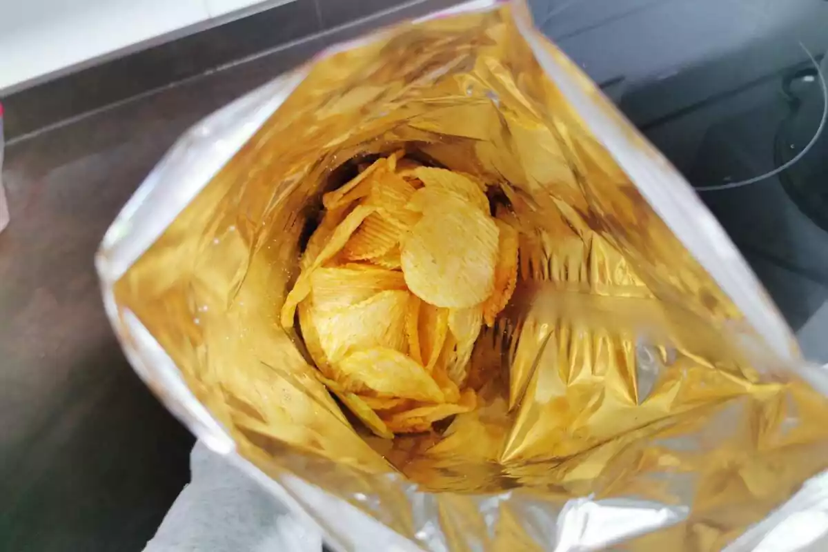 Paquet de patates sabor pernil de Dia obert