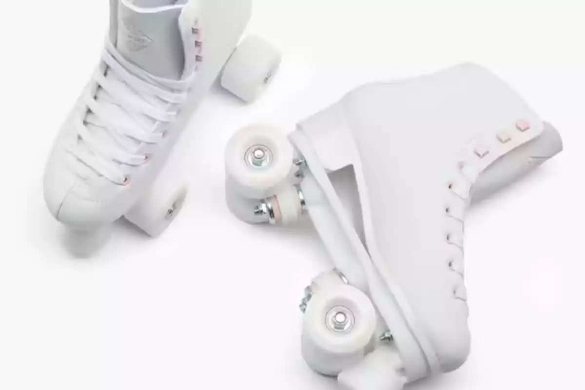 Un parell de patins de rodes blancs sobre un fons blanc.