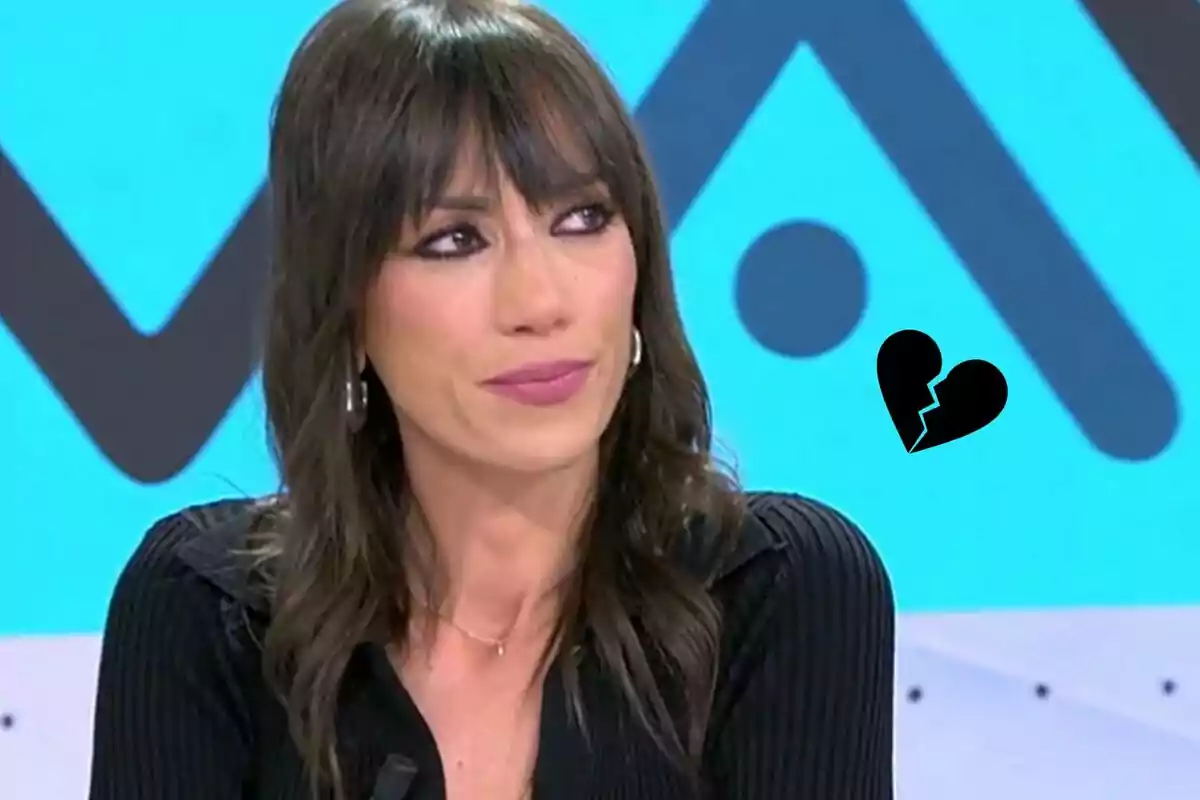 Patricia Pardo amb expressió seriosa i un cor trencat negre al costat sobre un fons blau.