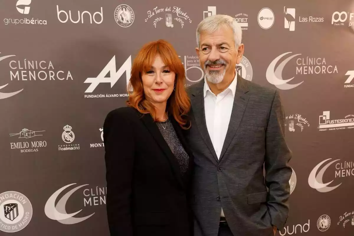 Patricia Santamarina somrient amb una americana negra i un jersei brillant al costat de Carlos Sobera somrient amb una americana grisa i una camisa blanca Patricia Santamarina somrient amb una americana negra i un jersei brillant al costat de Carlos Sobera somrient amb una americana grisa i una camisa blanca