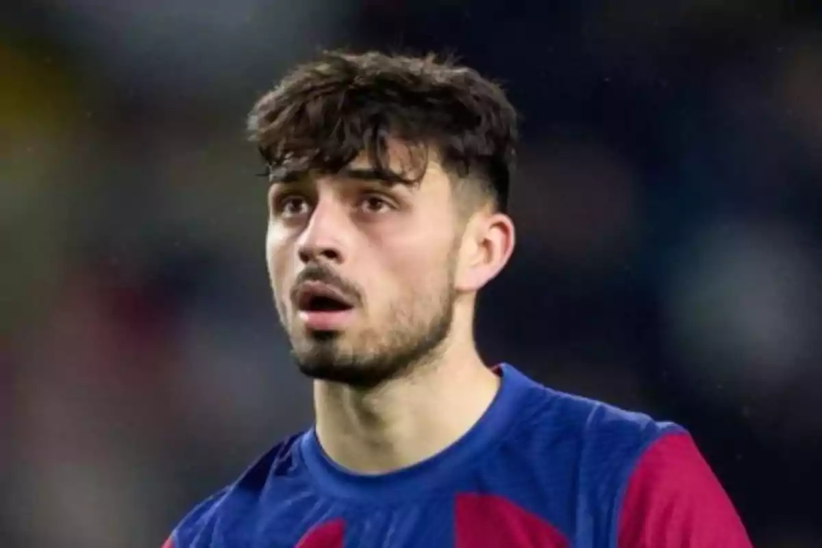 Un jugador de futbol amb expressió concentrada durant un partit.