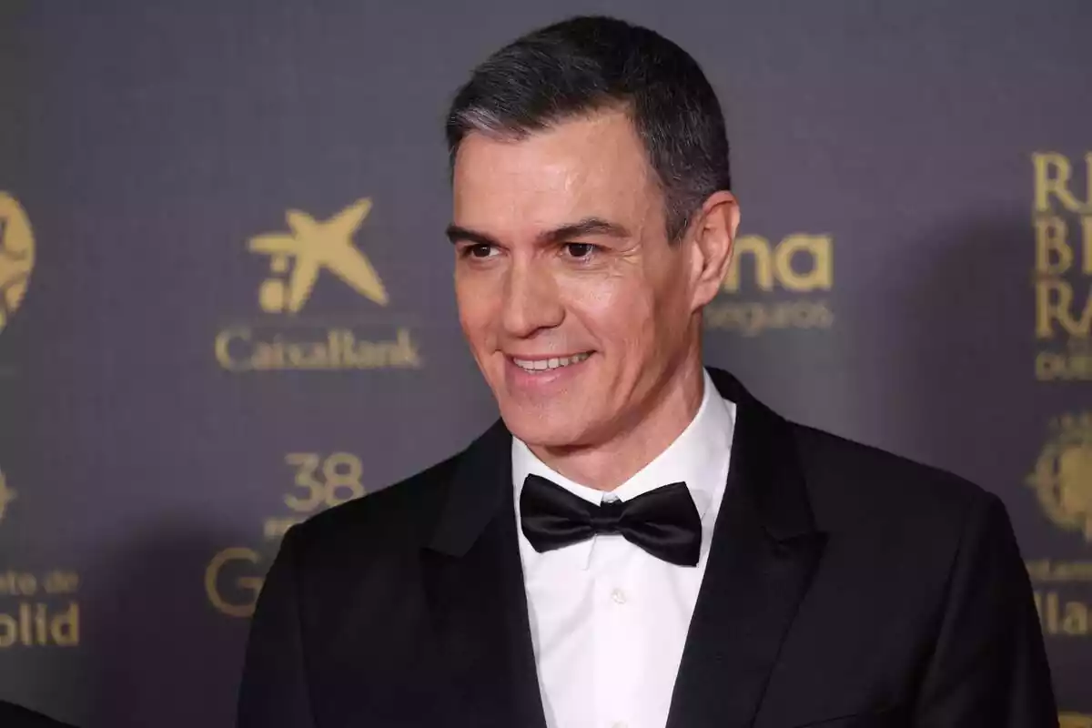 Pedro Sánchez somrient mirant de banda amb un vestit negre i corbata de llacet Pedro Sánchez somrient mirant de banda amb un vestit negre i corbata de llacet