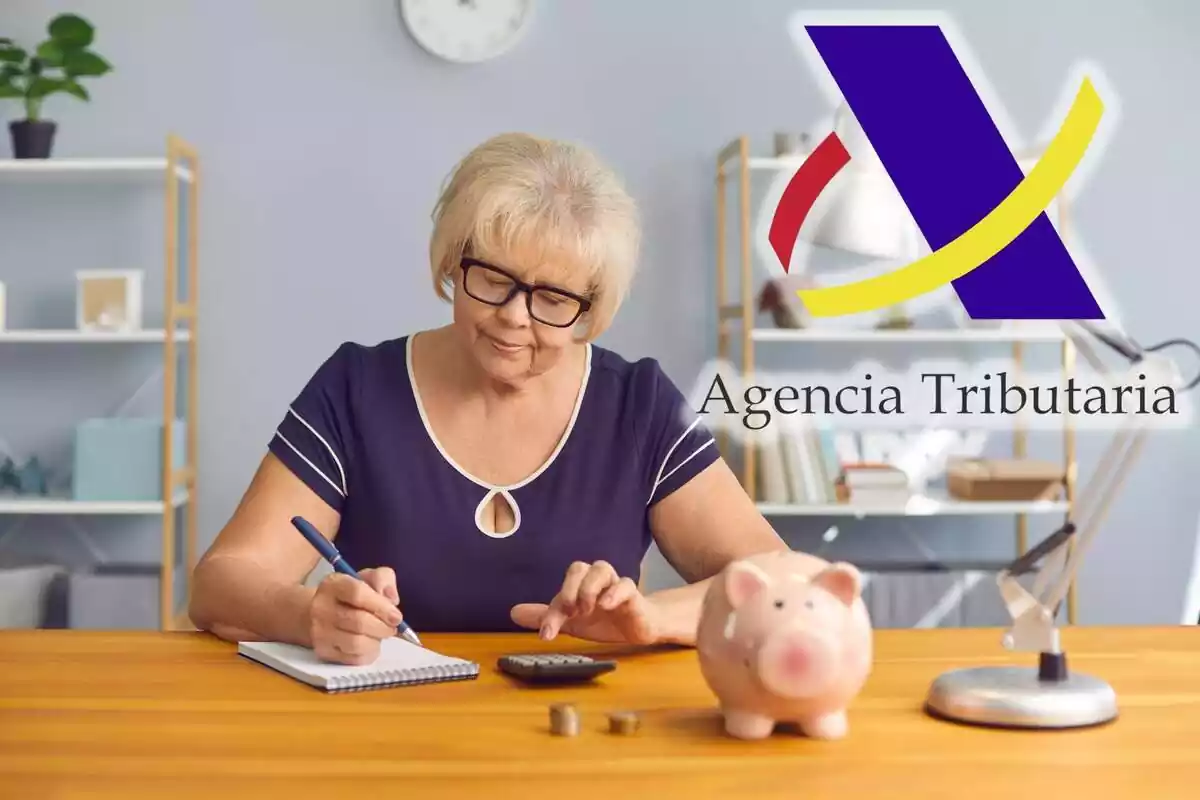 Una dona gran fa comptes amb una calculadora i el logo de l'Agència Tributària