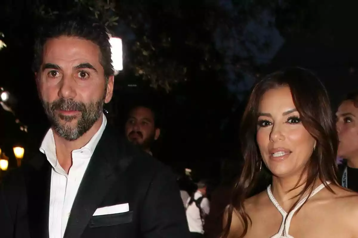 Pepe Bastón i Eva Longoria elegantment vestits en un esdeveniment nocturn.